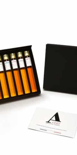 Un coffret de 12 fioles d'armagnac