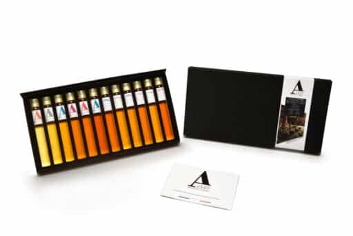 Un coffret de 12 fioles d'armagnac