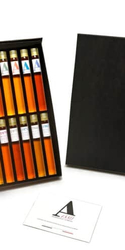 Un coffret de 24 fioles d'armagnac