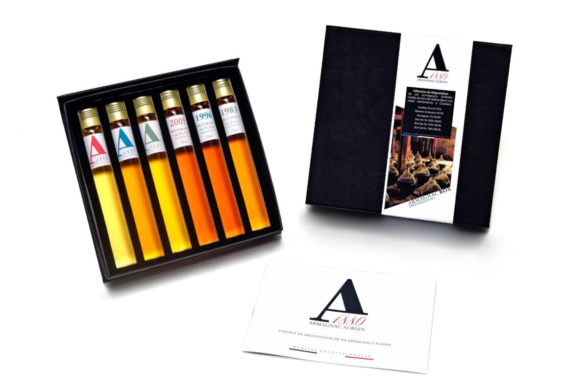 Un coffret de 6 fioles d'armagnac